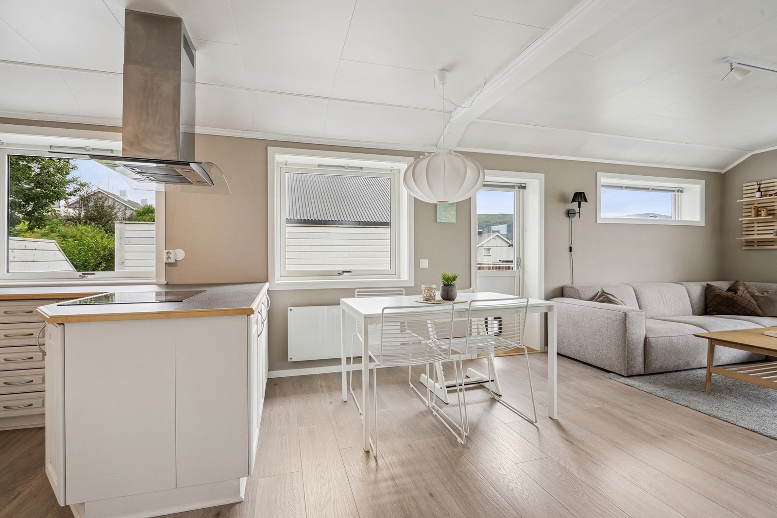 Den praktiske utformingen gjør det enkelt å invitere til hyggelige middager og sammenkomster. Galleribilde