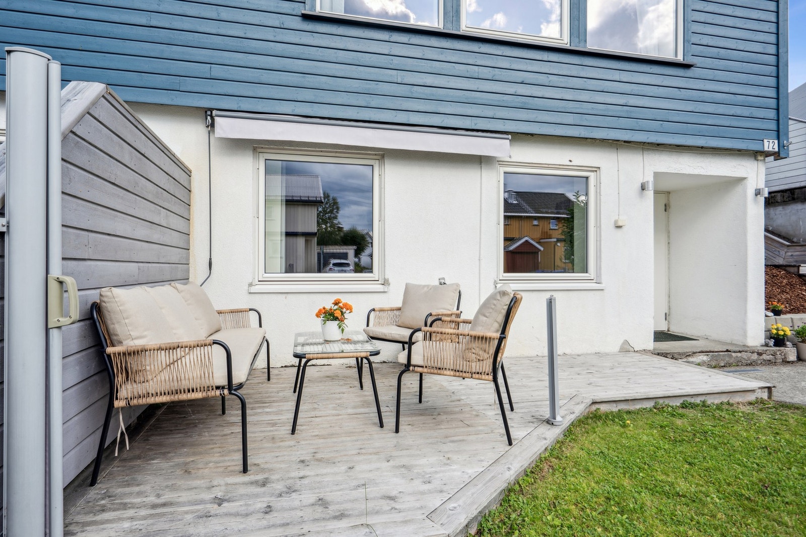 Ved inngangspartiet finner du også en koselig sittegruppe. Galleribilde