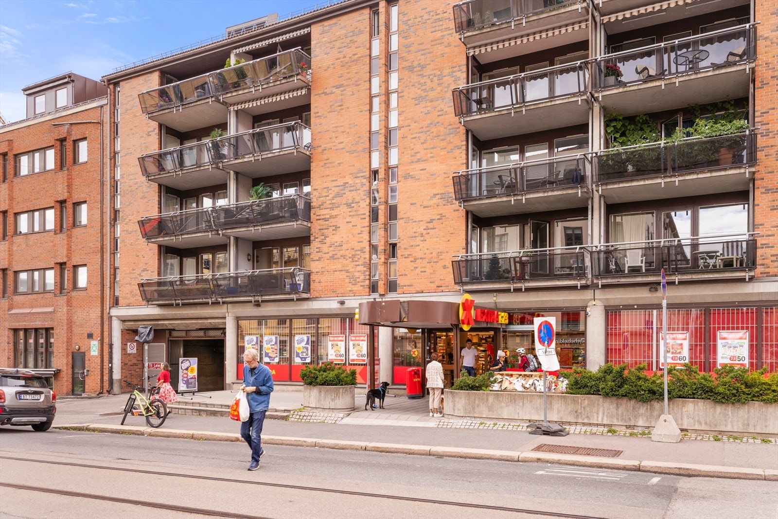 Veldig praktisk med dagligvarehandel på andre siden av gaten Galleribilde