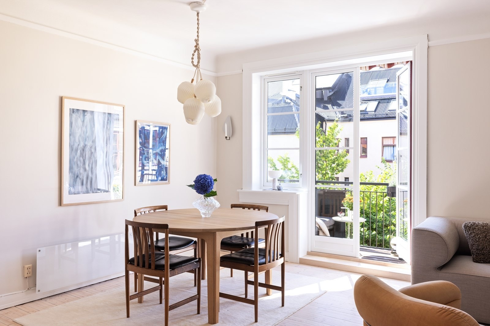 Flott plass til spisestue foran utgang til balkong Galleribilde