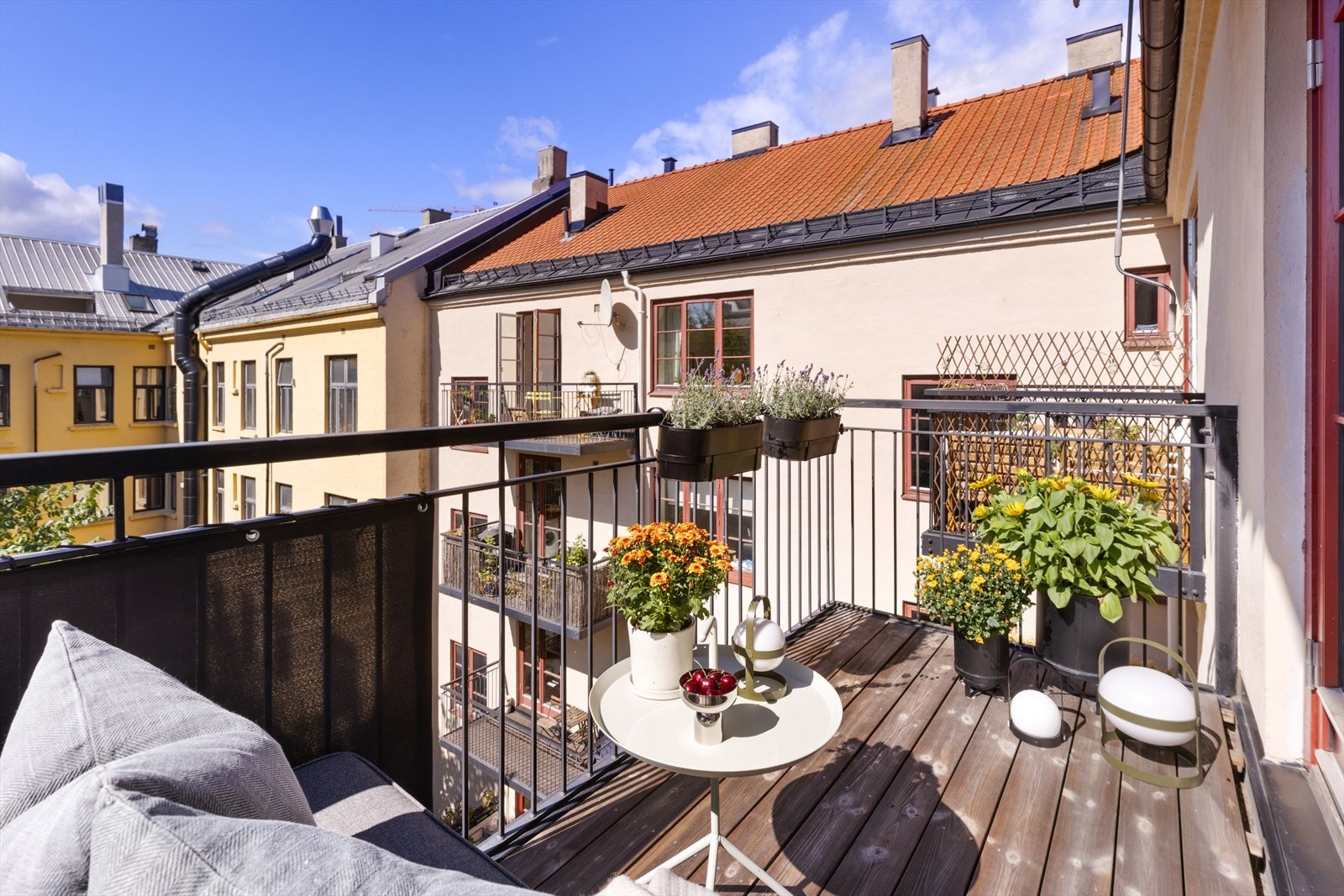 Her er det god plass til både sittegruppe og beplanting i krukker og kasser Galleribilde