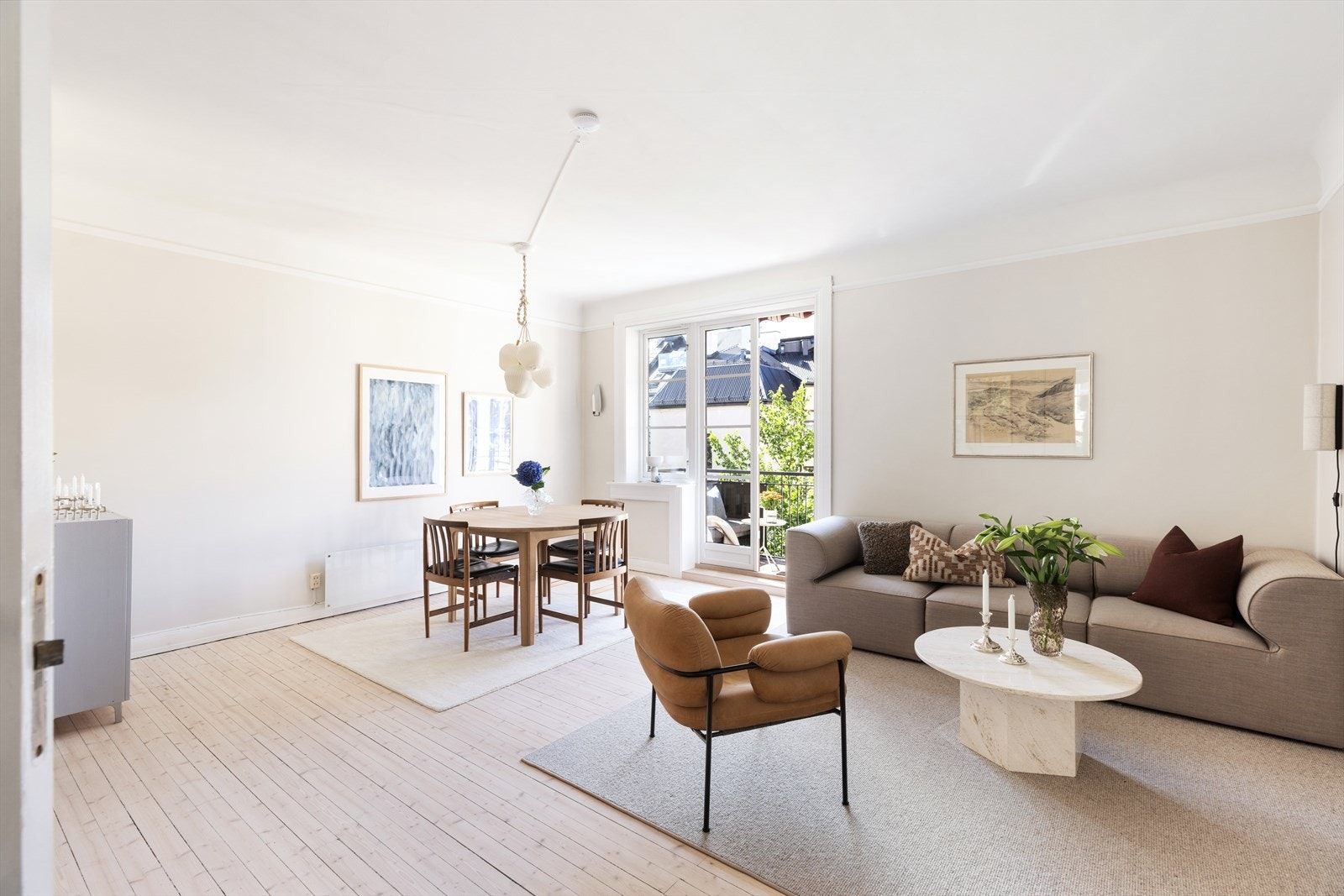 Lys og romslig stue som enkelt kan møbleres med både sofagruppe og spisebord Galleribilde