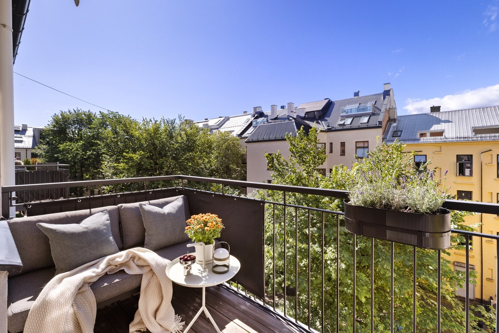 Solrik sørvestvendt balkong på 5 kvm med markise. Hyggelig utsyn til grønn bakgård, her kan man nyte solen hele dagen på sommertid Galleribilde