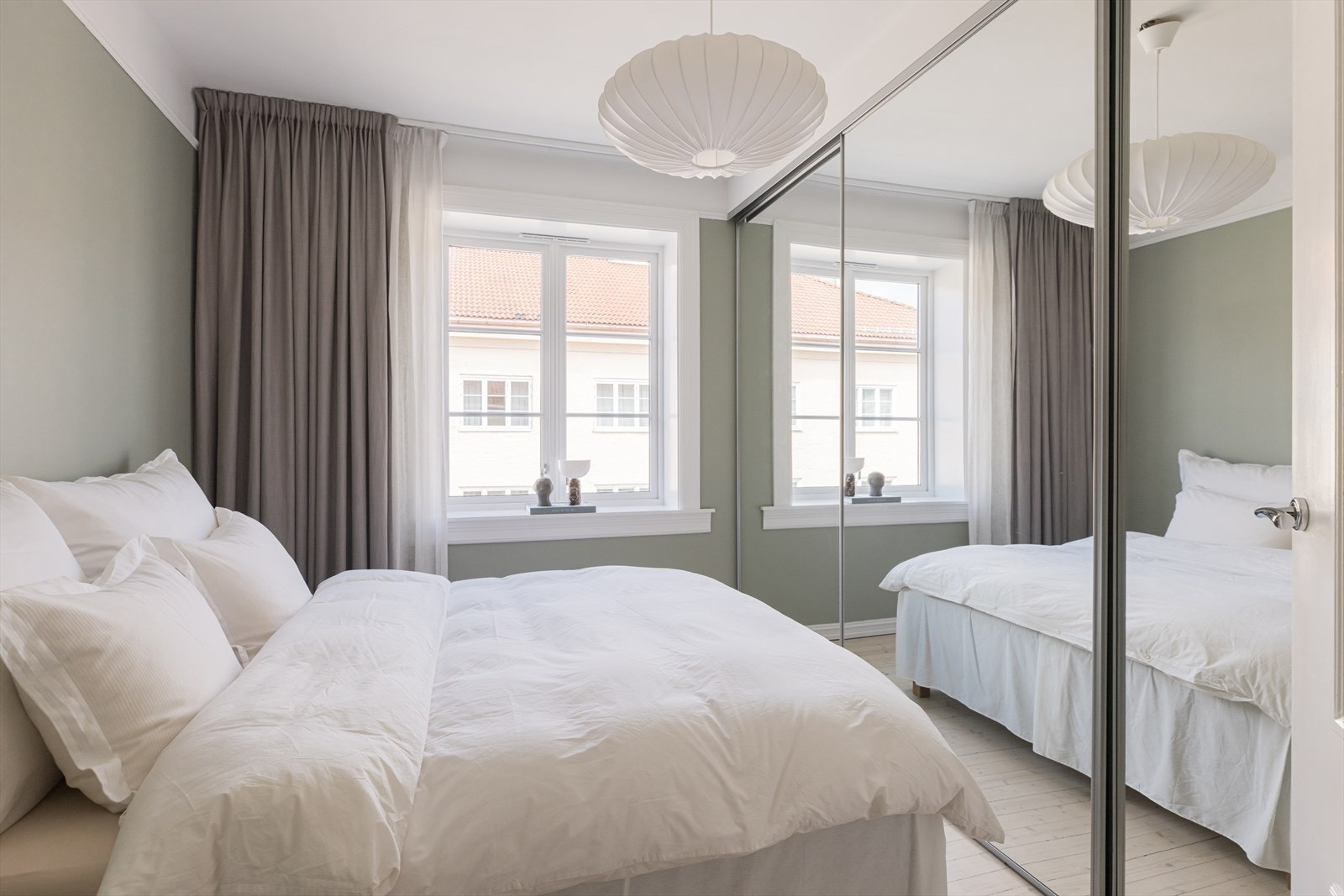 Lunt og romslig soverom med plass til stor seng vendt mot enveiskjørt gate. Skyvedørsgarderobe fra vegg til vegg for praktisk oppbevaring Galleribilde