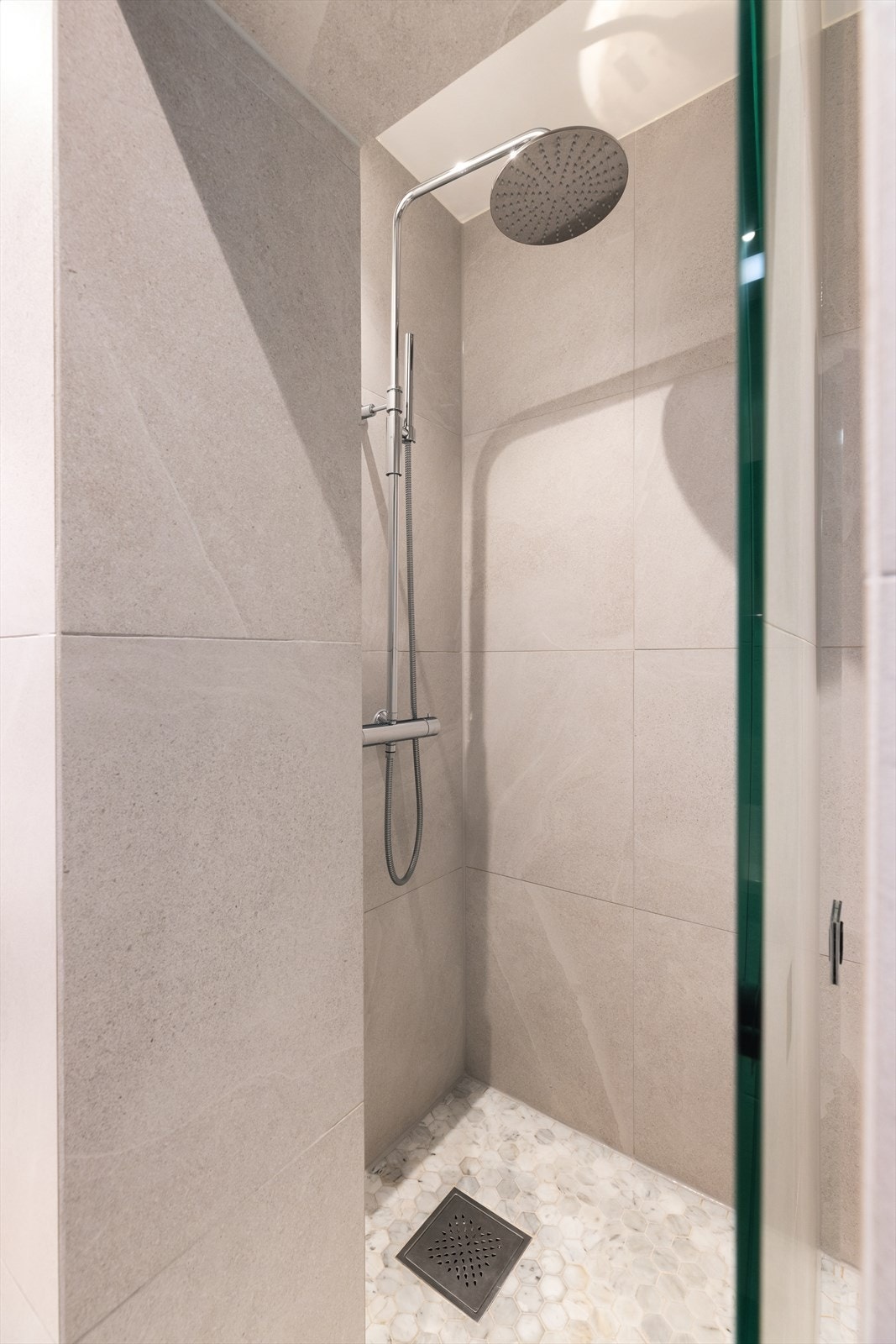 Herlig dusjnisje med regnfallsdusj Galleribilde