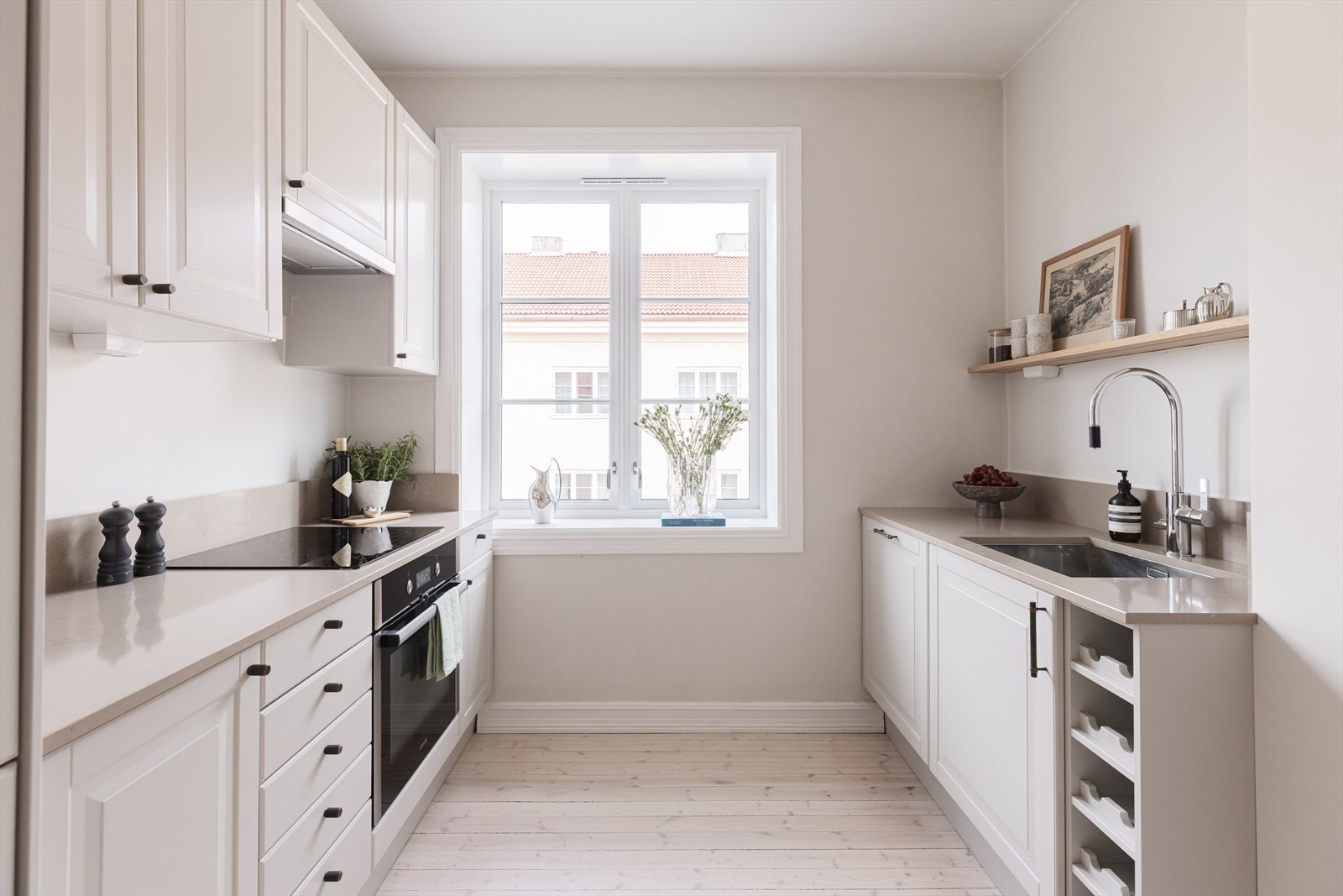 Utstyrt med integrert stekovn, platetopp, kjøl/fryseskap og oppvaskmaskin. Kullfiltervifte over stekesone og lekkasjestopper under benk Galleribilde