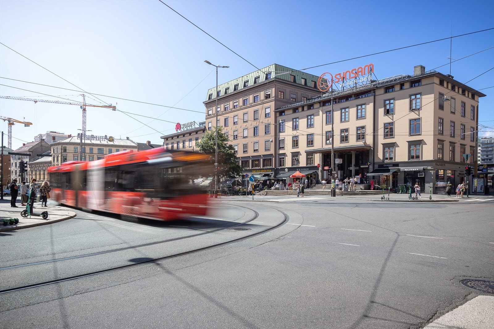 Majorstuen - Oslos viktigste knutepunkt for offentlig transport, med enkel tilgang til både buss, trikk og T-bane Galleribilde