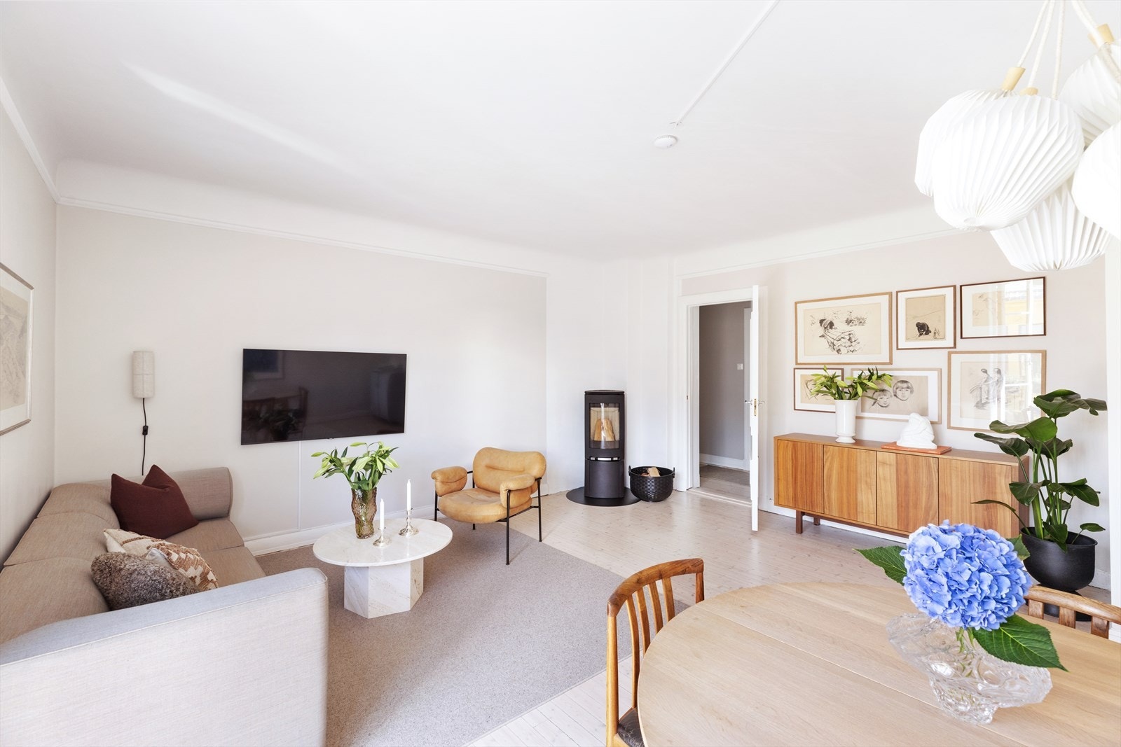 Boligen varmes opp med elektriske panelovner samt vedovn i stuen, som gir både behagelig varme og atmosfære Galleribilde