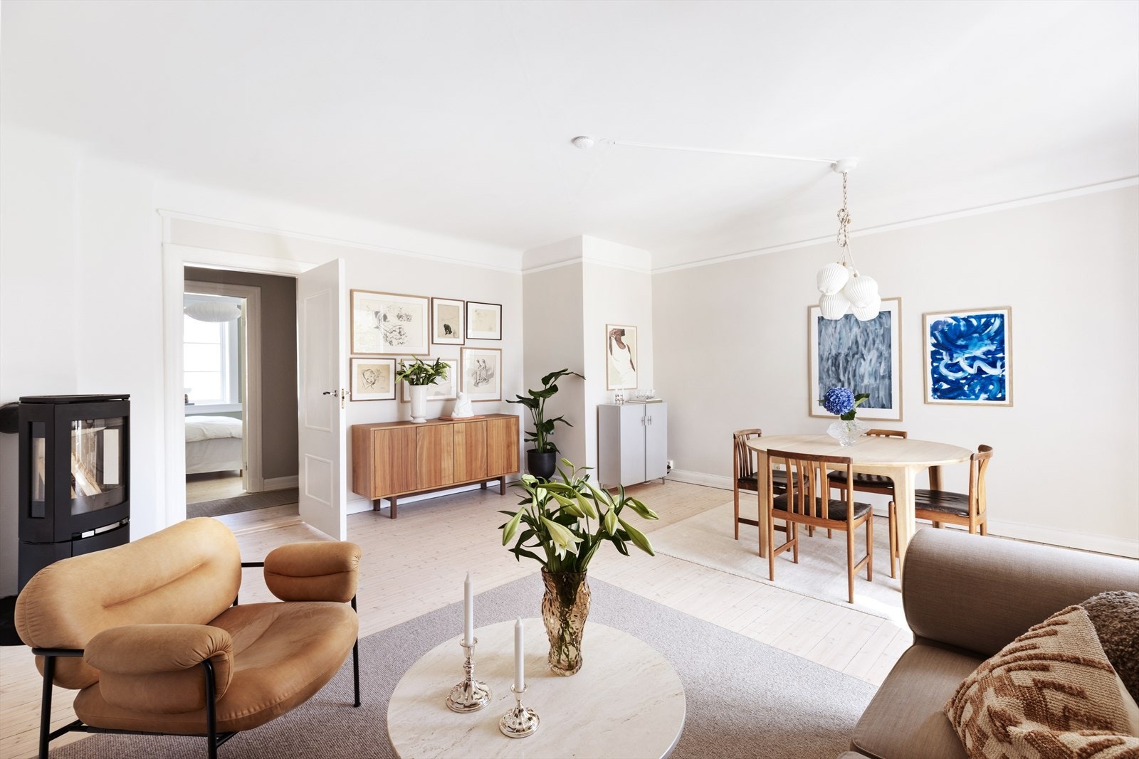 Originalt tregulv er gjennomgående og gir boligen et sjarmerende preg Galleribilde