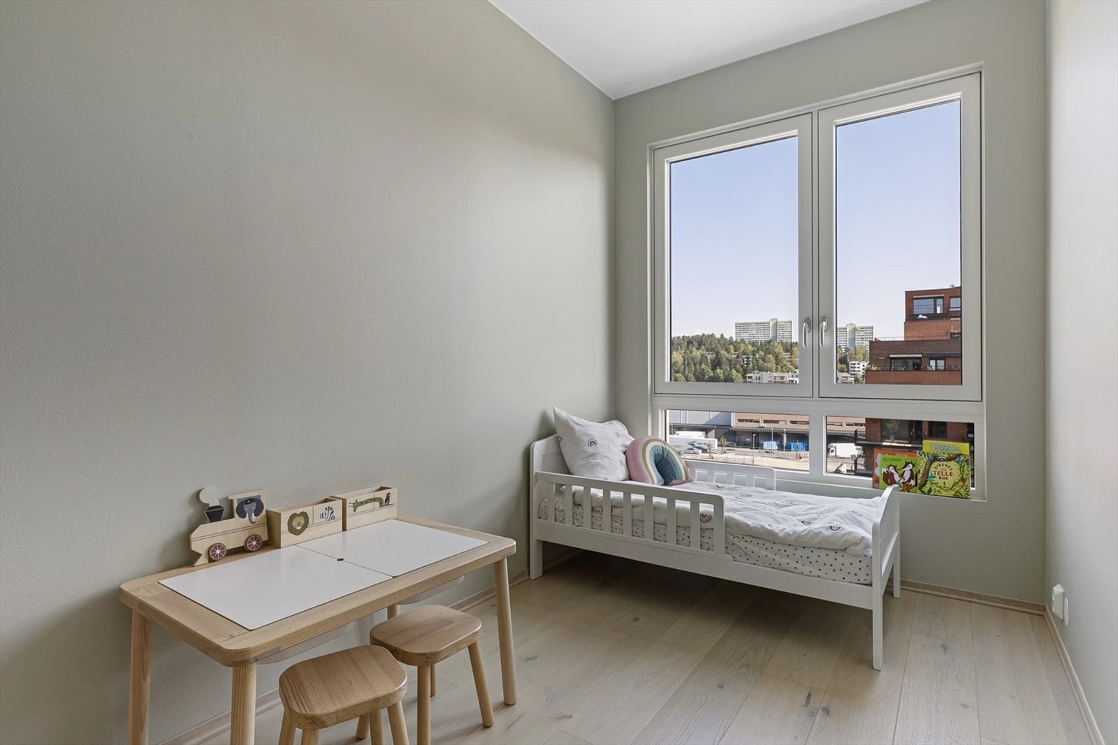Soverom 2 med god størrelse og store vindusflater som slipper inn rikelig dagslys. Passer godt som barnerom, gjesterom eller hjemmekontor. Galleribilde
