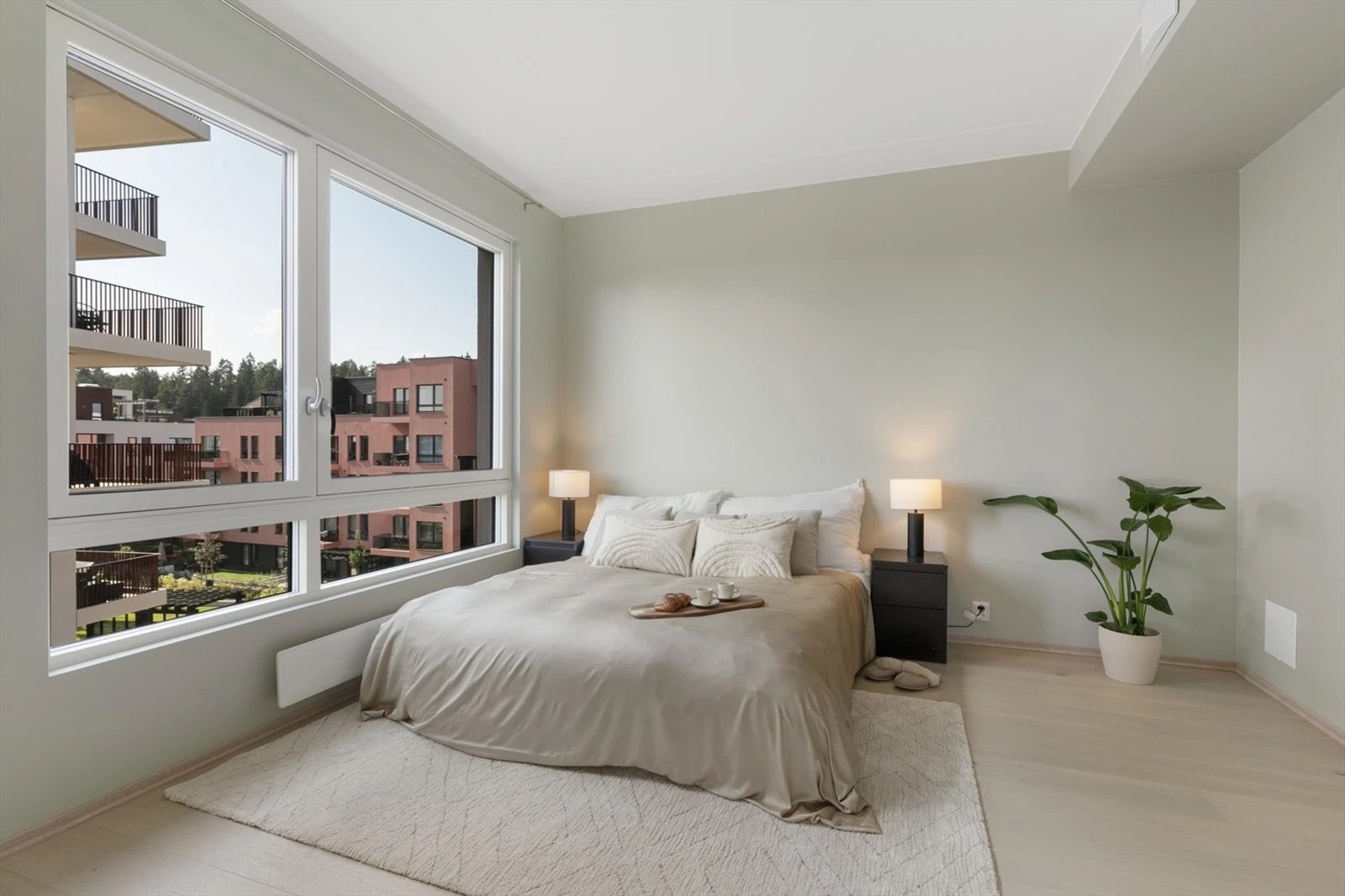 Hoved soverom med store vindusflater gir rikelig naturlig lys og et lyst, åpent preg. Galleribilde