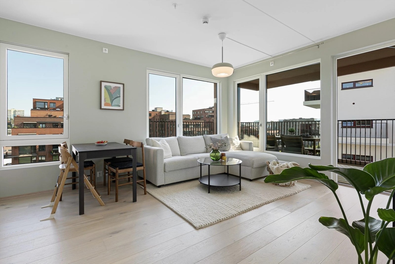 Åpne stue- og kjøkkenløsningen tilbyr god plass til en spiseplass, som skaper en sosial og funksjonell atmosfære i rommet. Galleribilde