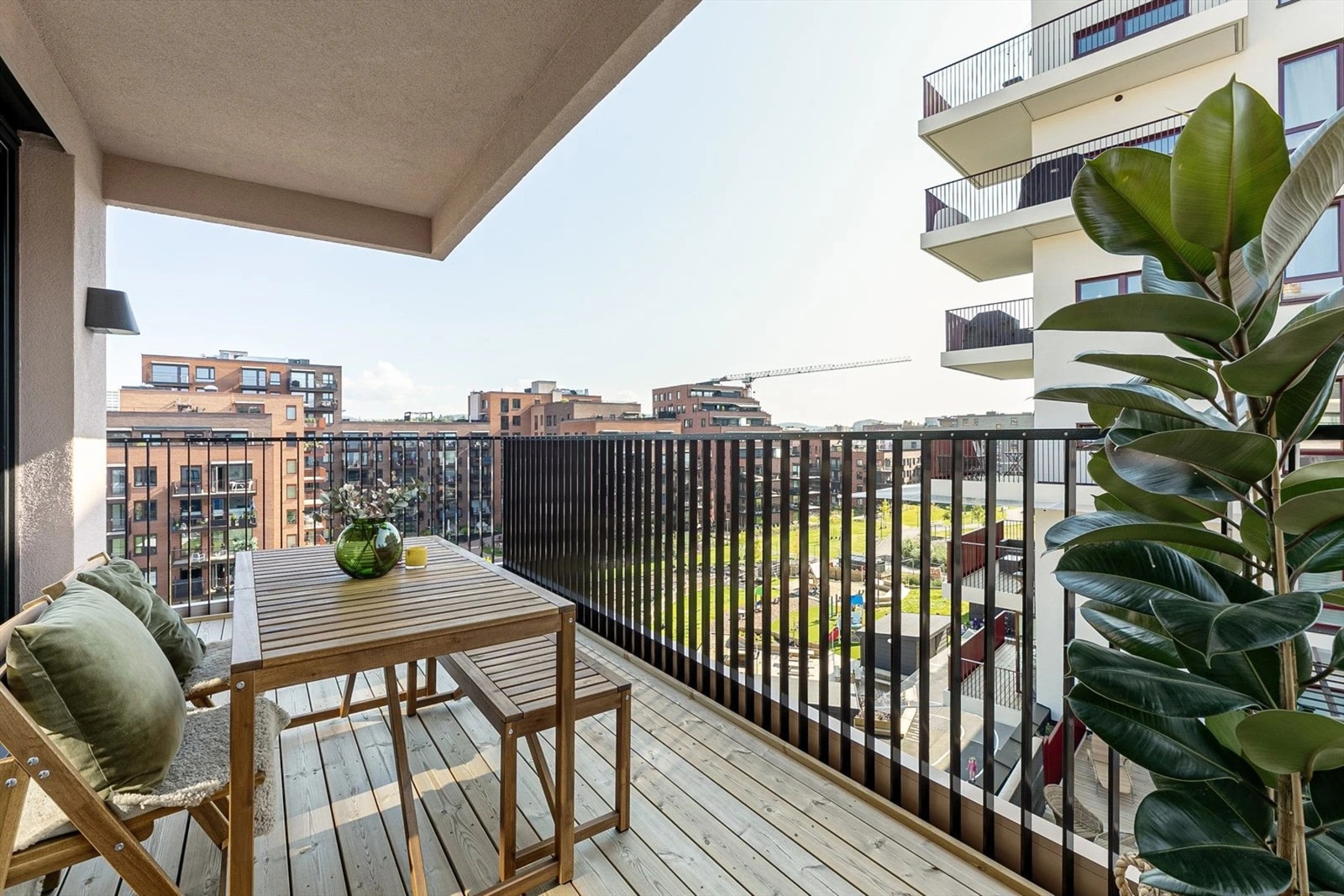 Fra stuen er det utgang til stor, trivelig balkong på 16 m² med god plass for utemøbler og grill. Galleribilde