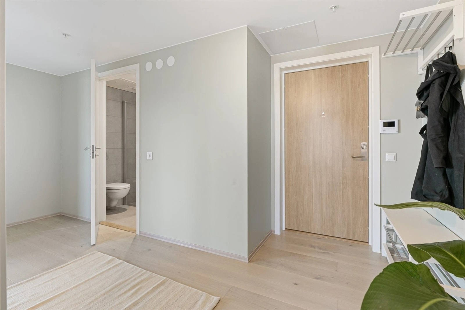 Romslig entré med god plass for å henge fra seg yttertøy og sette fra seg sko. Galleribilde