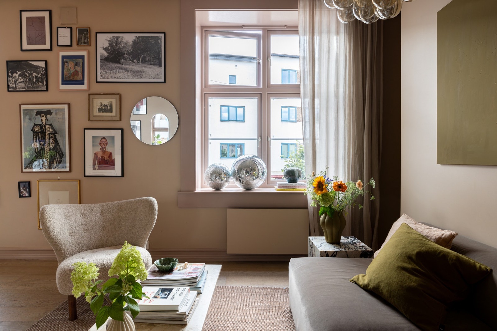 Vinduene er 2-lags isolerglass fra 2016. Borettslaget har forresten en fin vedlikeholdshistorikk. Galleribilde