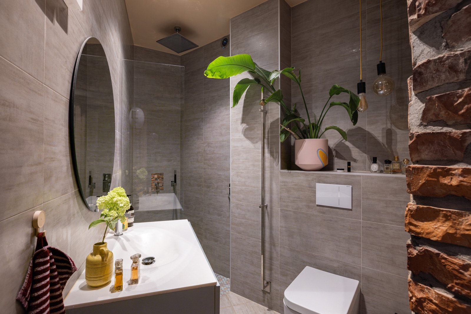 Badet er smakfullt pusset opp i 2014. Dusjnisjen er stor og har regnfallsdusj. Galleribilde