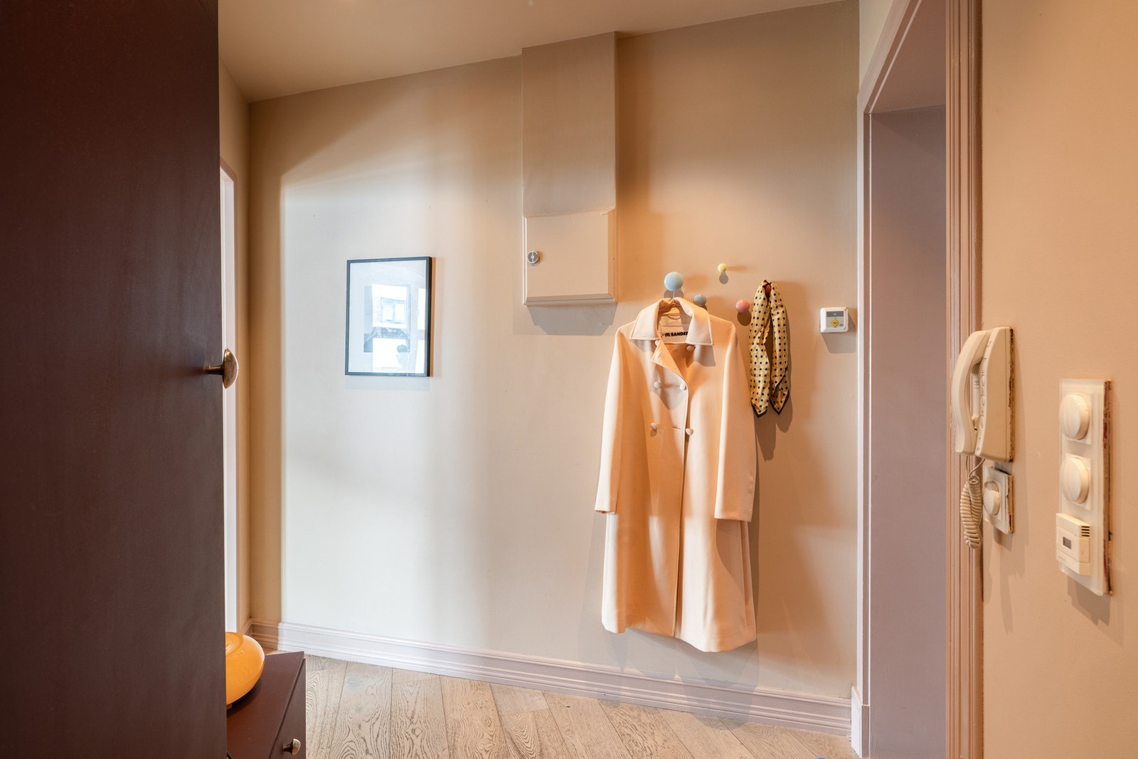 I tillegg til det store garderobeskapet her inne, har du ytterligere lagringsplass i to boder. Galleribilde