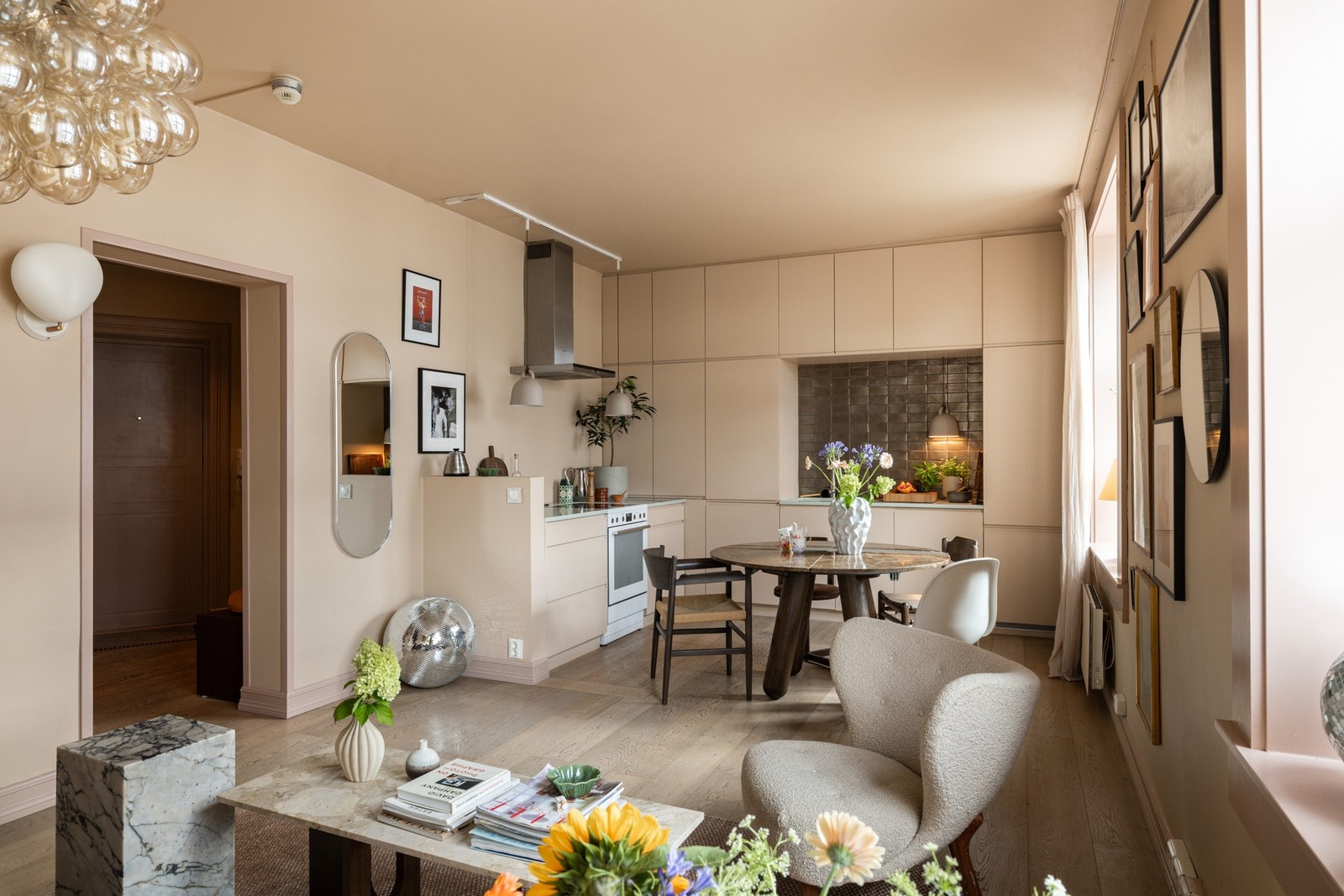 Selgerne kommer til å savne å invitere hele vennegjengen over på lange middager. Hjemmet har vært den sosiale "kjernen"! Galleribilde