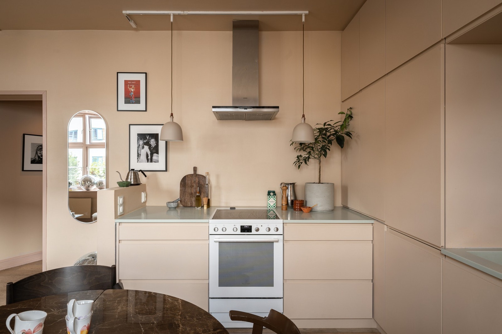 Kjøkkenet er utstyrt med platetopp, stekeovn, integrert kombi kjøl/fryseskap, og oppvaskmaskin, som medfølger. Galleribilde