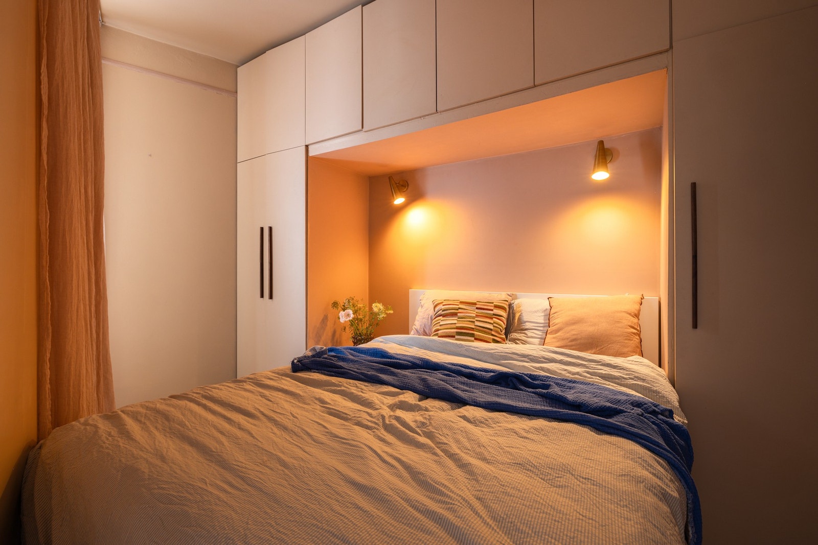 Sengen har adkomst fra begge sider. Like utenfor gardina til venstre er det vindu, slik at du får inn luft. Galleribilde