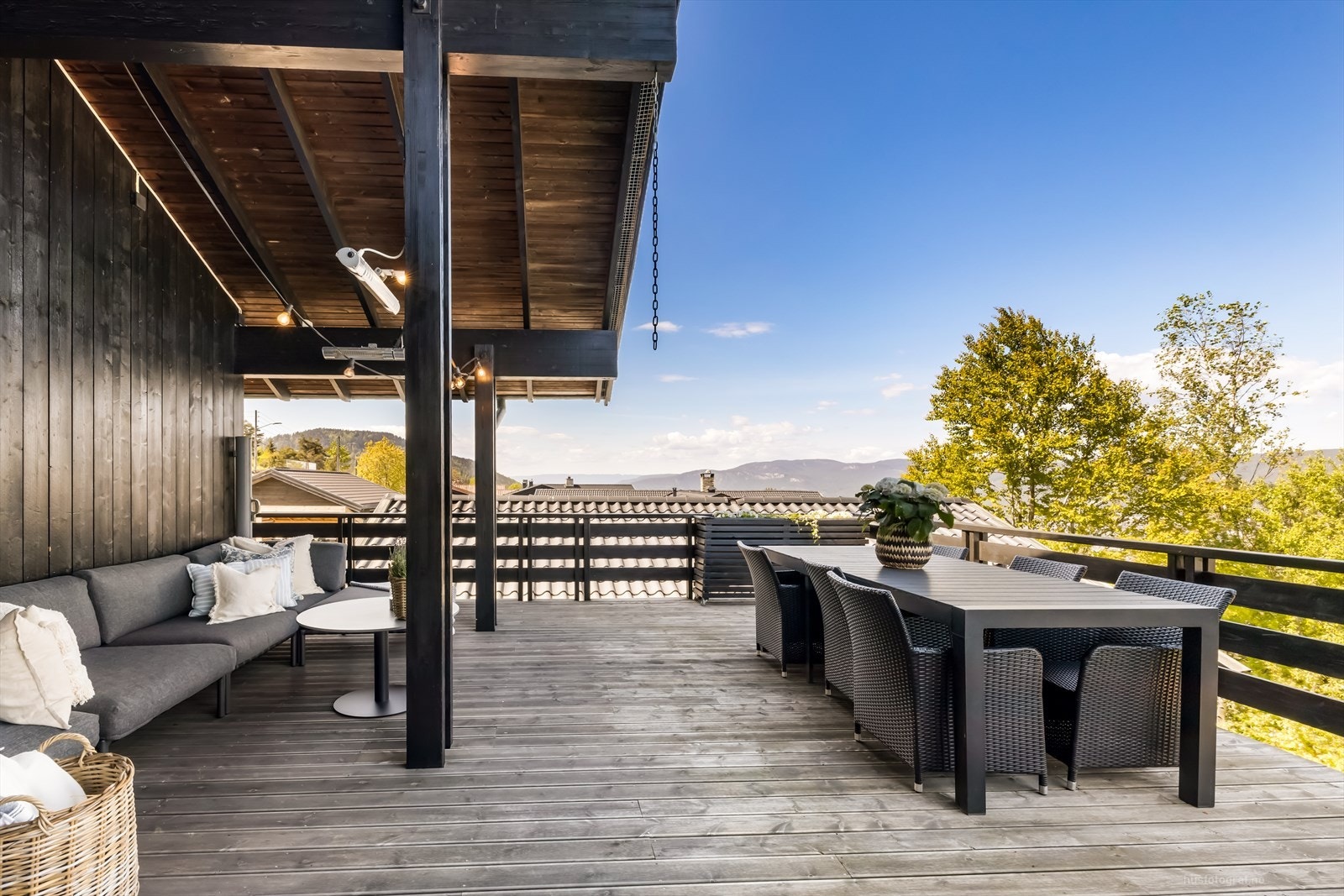 Hyggelig takoverbygget uteplass hvor venner og familie kan samles Galleribilde