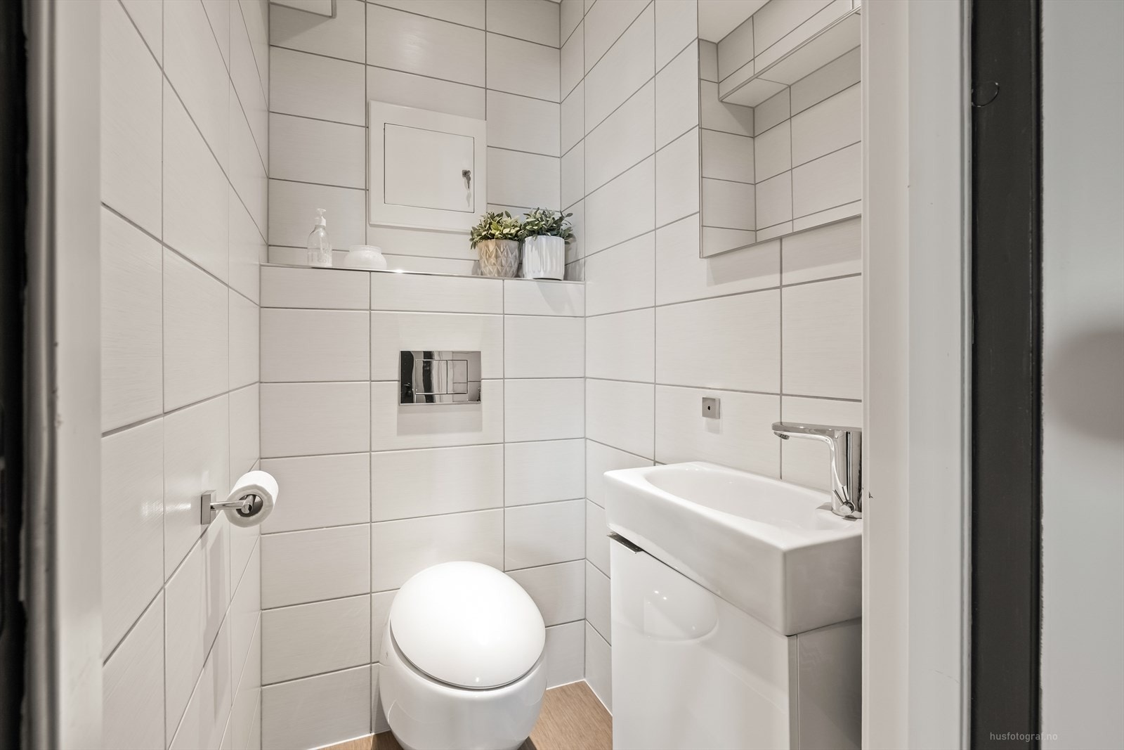 Praktisk toalettrom med gulvvarme. Det er automatisert kran og bevegelsesstyrt belysning Galleribilde