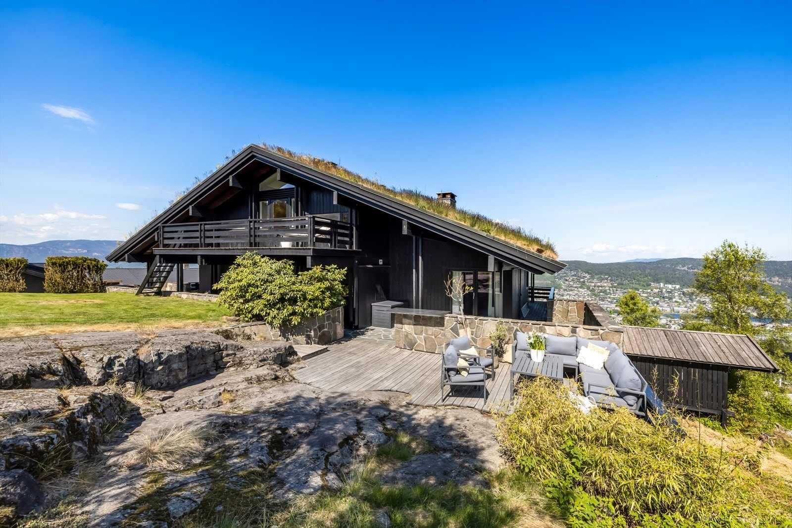 Boligen har en unik beliggenhet i enden av blindvei i et stille og etablert område Galleribilde