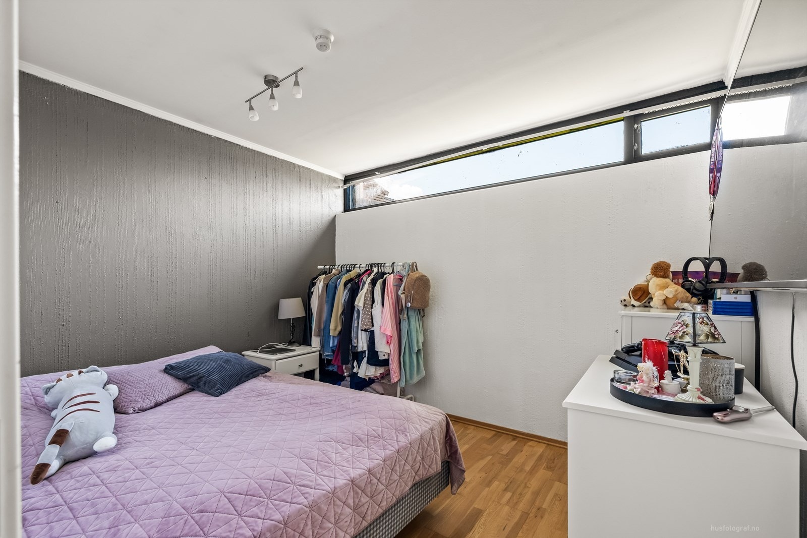 Soverom med plass til dobbeltseng og garderobeskap Galleribilde