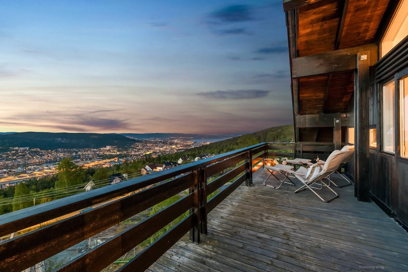 Det er flere romslige terrasser med god plass for utemøblement Galleribilde