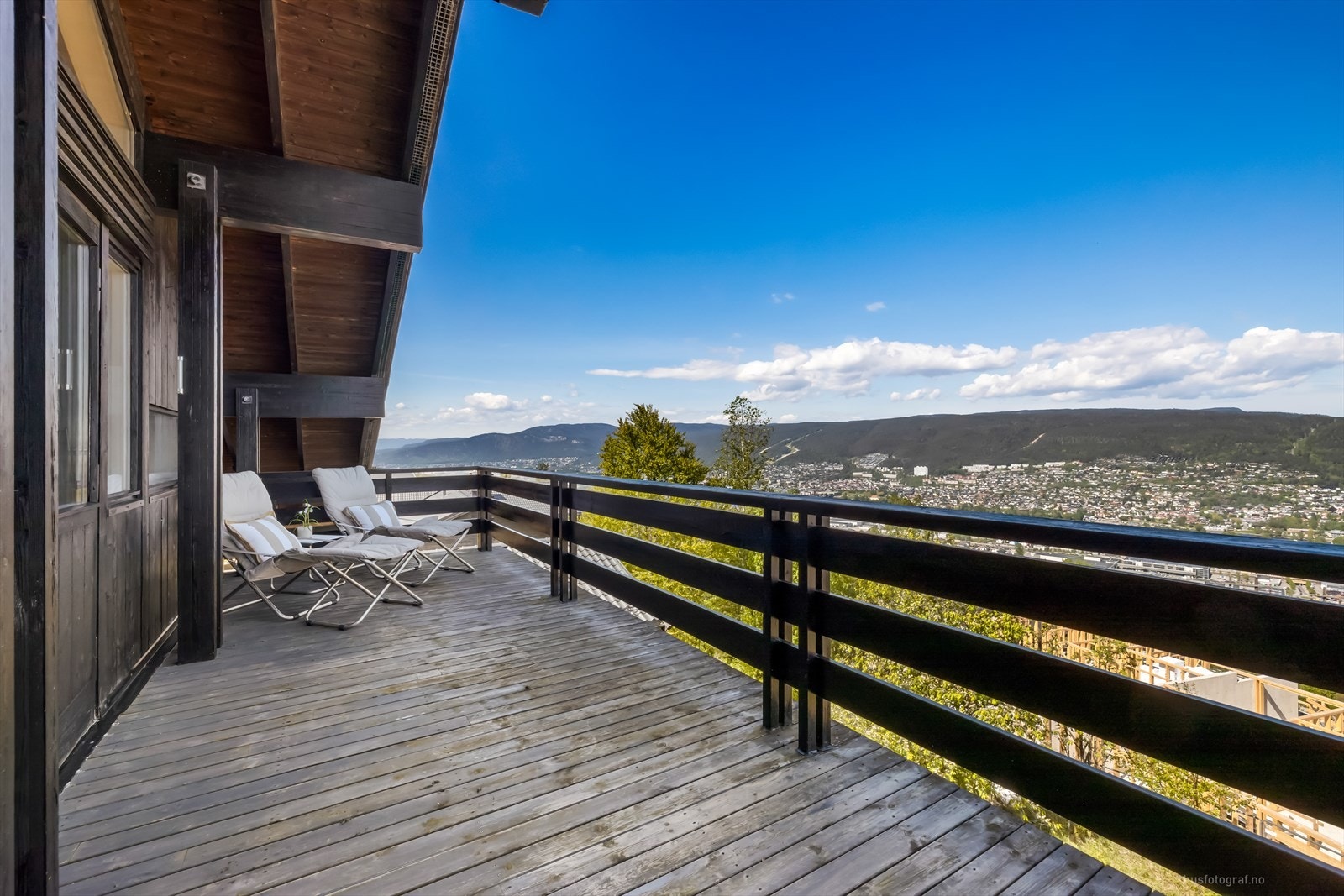 Terrassen er av god størrelse og er delvis overbygget Galleribilde