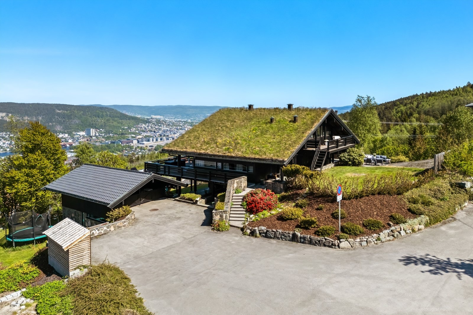 Gode parkeringsmuligheter i dobbel carport og gårdsplass Galleribilde