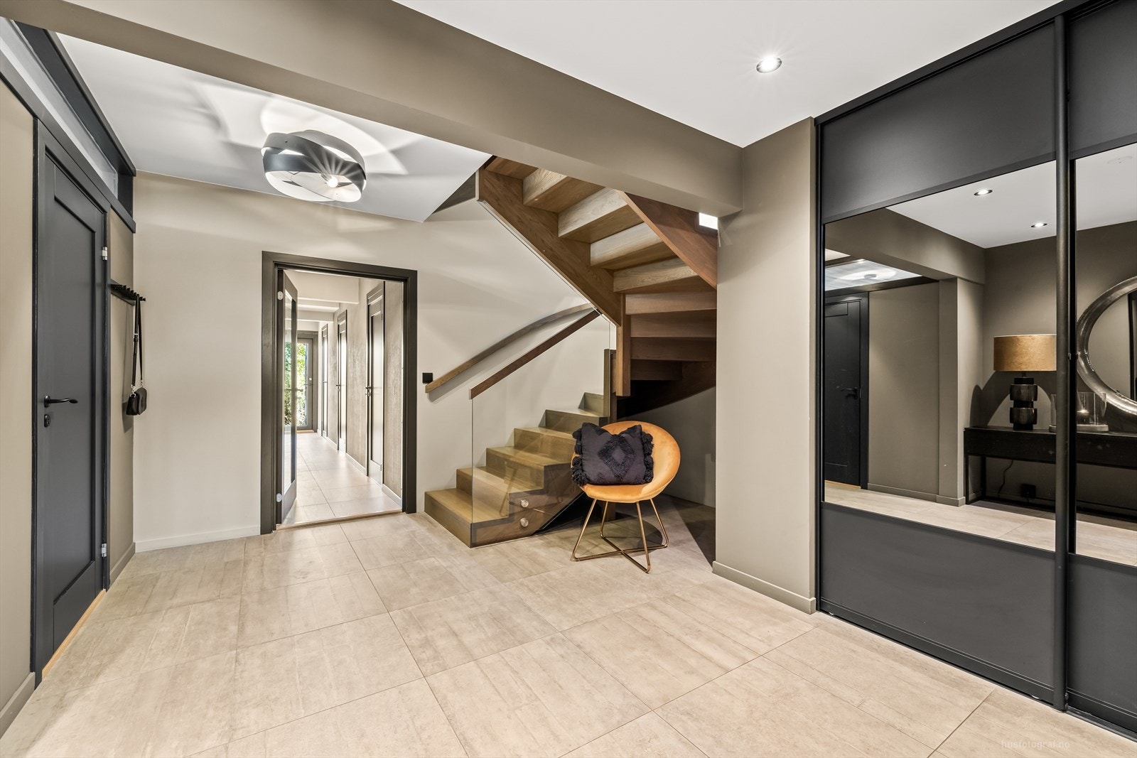 Innbydende hall med store fliser på gulv oppgradert i 2020 Galleribilde