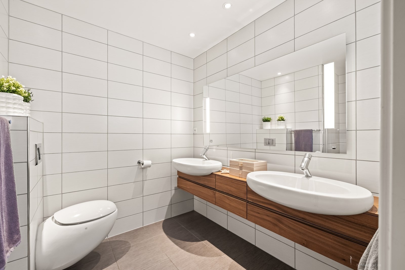 Pent flislagt bad med downlights i tak og vannbåren gulvvarme. Utstyrt med bevegelsessensor for lysstyring Galleribilde