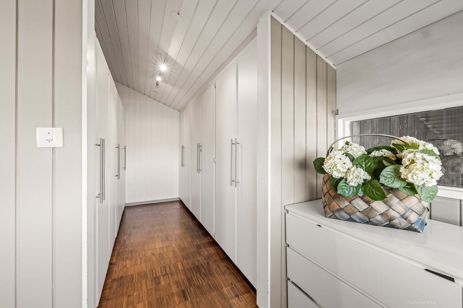 Adkomst til egen del for omkledning med rikelig med garderobeskap Galleribilde