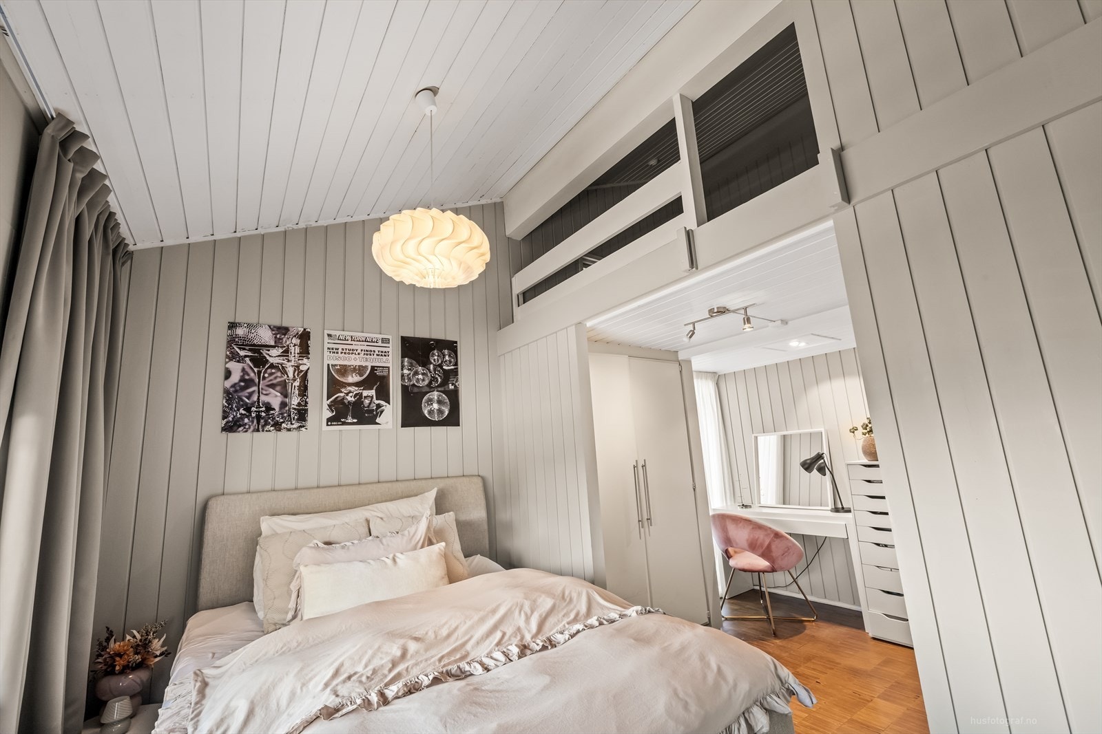 Det er hems over soverommene i 1. etasje Galleribilde