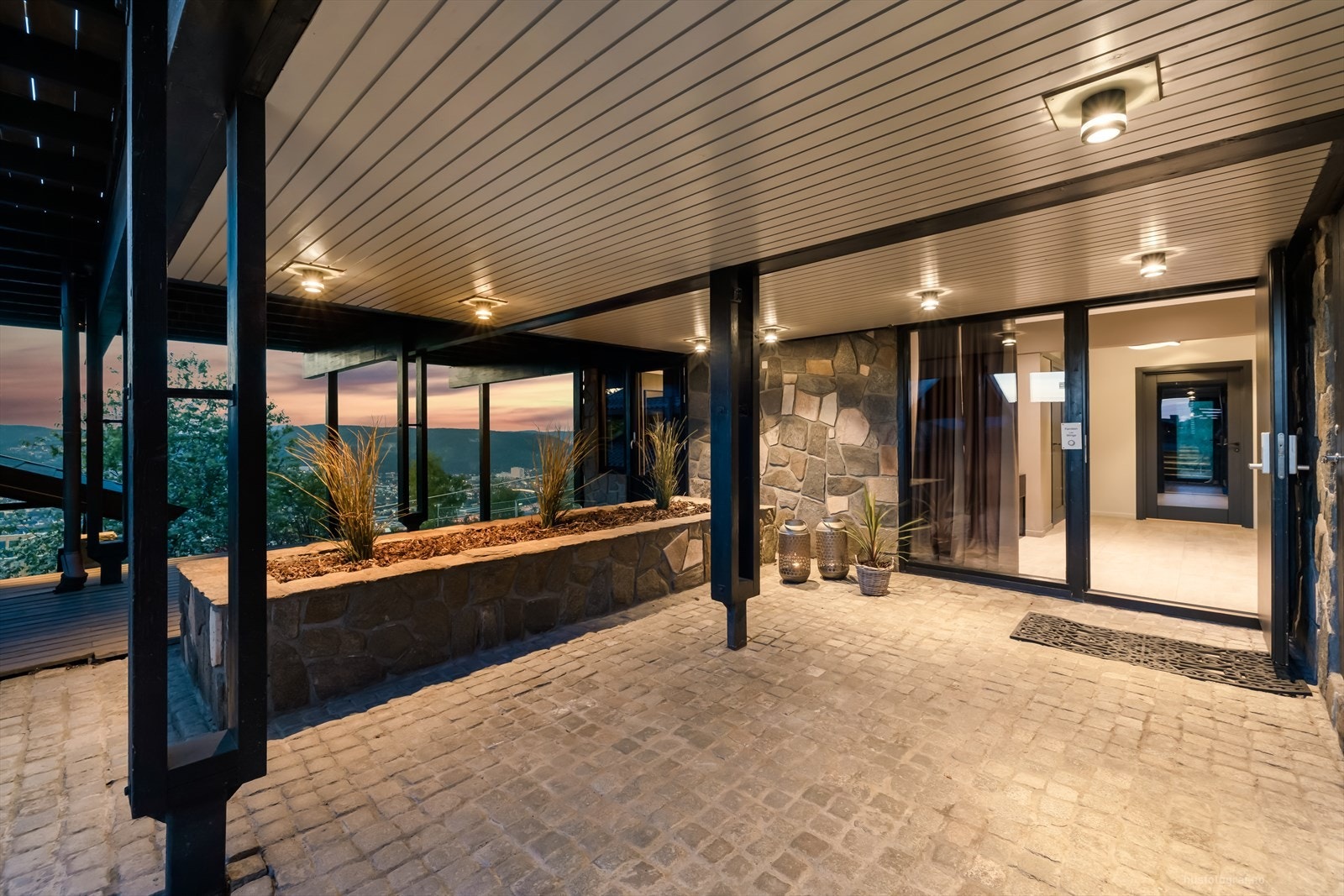 Hyggelig overbygget adkomstparti Galleribilde