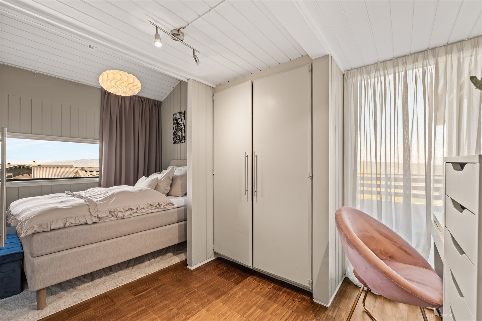 Romslig soverom med garderobeskap Galleribilde