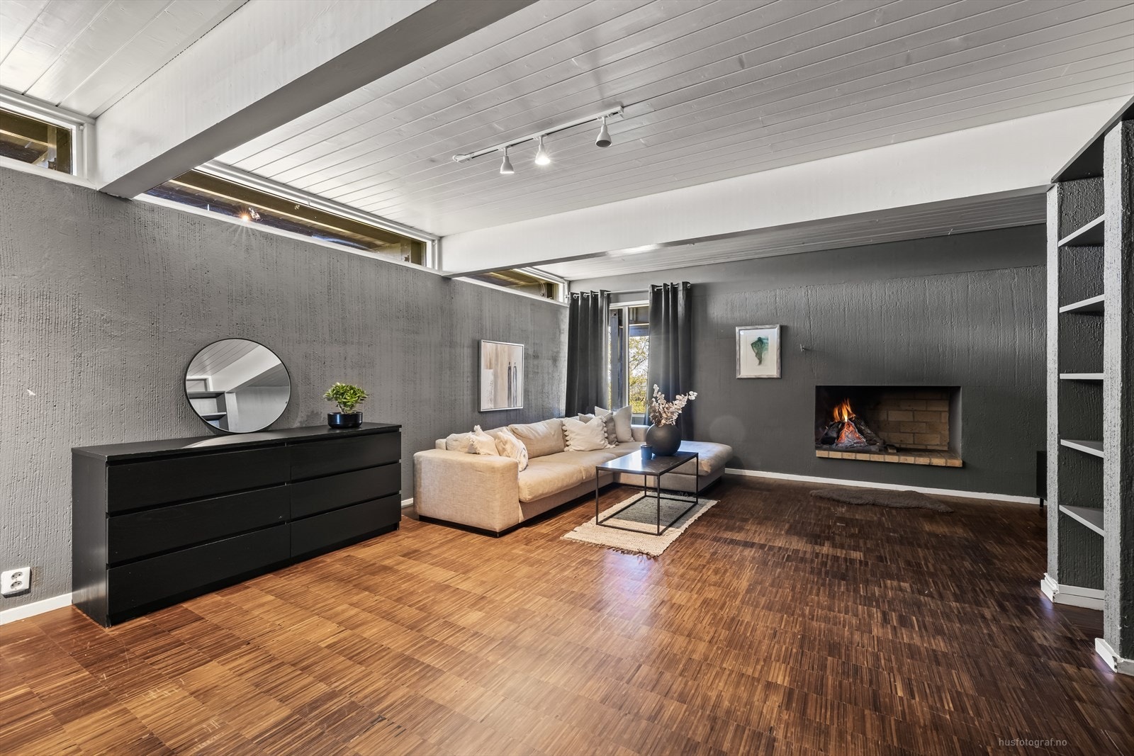 Stor stue perfekt som sekundærstue. Det er plassbygget åpen peis Galleribilde