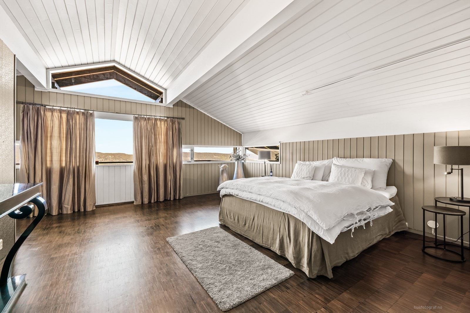 Hovedsoverommet er av meget god størrelse med direkte utgang til flott terrasse Galleribilde