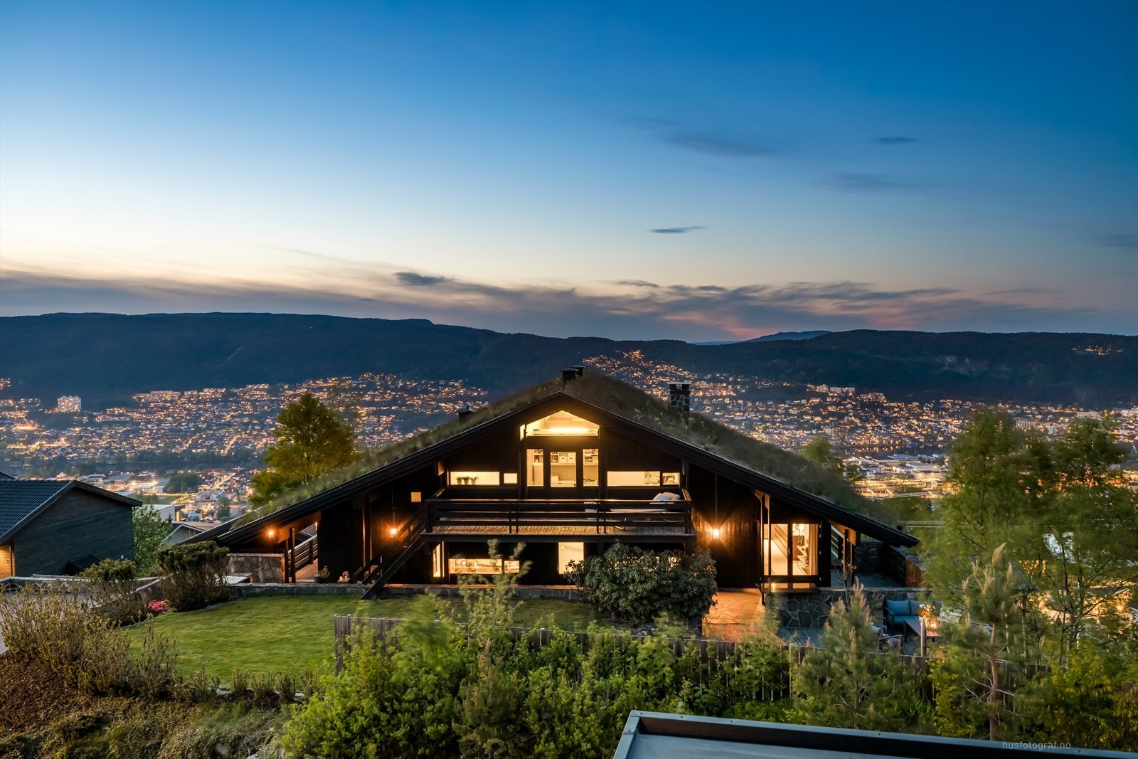 Romslig enebolig beliggende med en av Konneruds flotteste utsikter med panoramautsikt over byen, elva og fjorden Galleribilde
