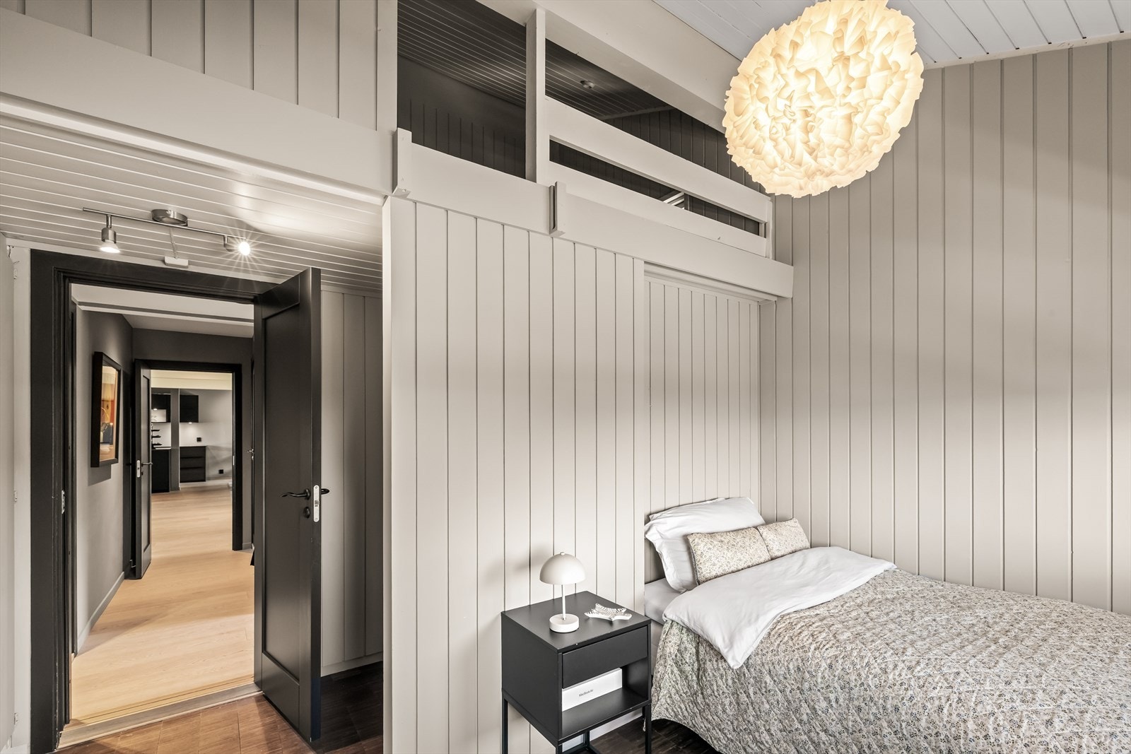 Fra hems er det lekrom og dør til bad og soverom i 2. etasje Galleribilde