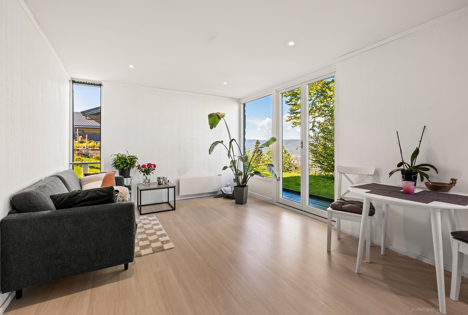 Lys stue i hybel/leilighet med downlights i tak og adkomst til egen hage og uteplass Galleribilde