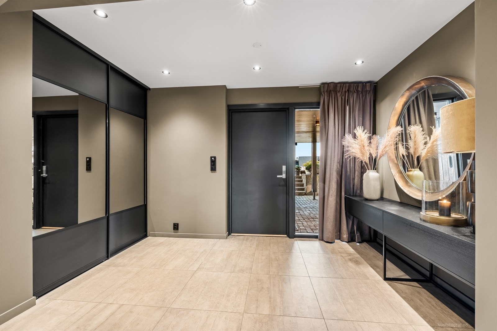 Det er moderne fargevalg og downlights i tak. Stor praktisk skyvedørsgarderobe med god plass for oppbevaring Galleribilde