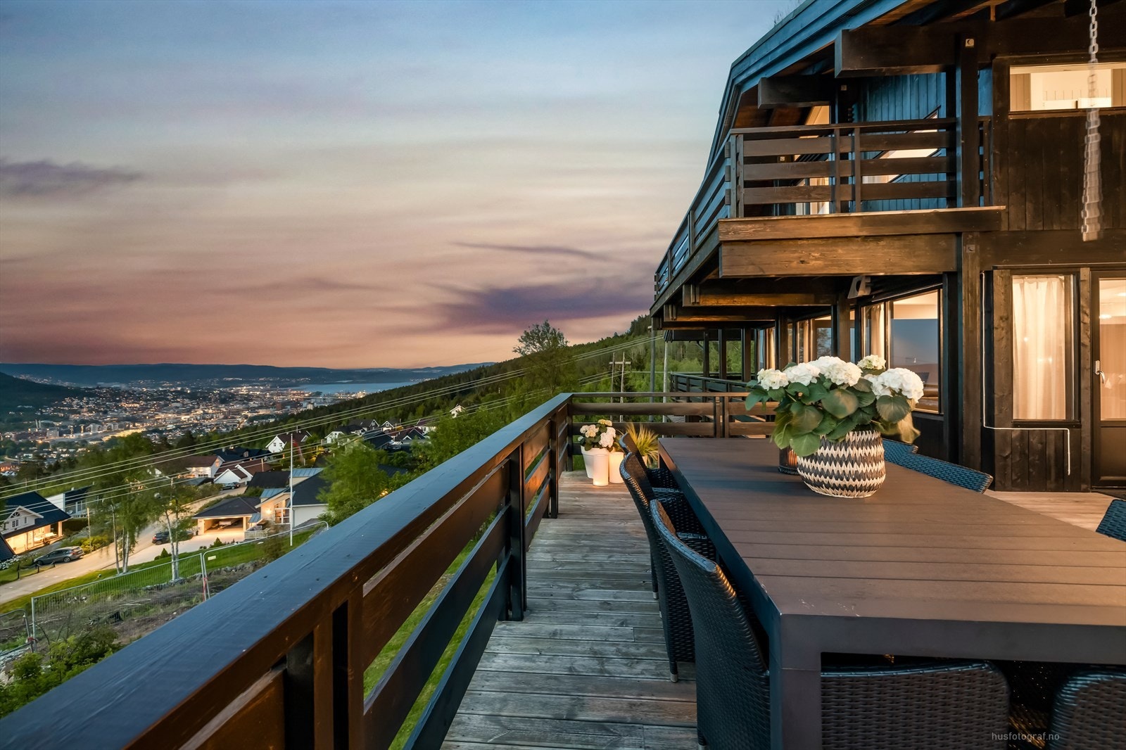 Det er panoramautsikt over byen, elva og fjorden Galleribilde