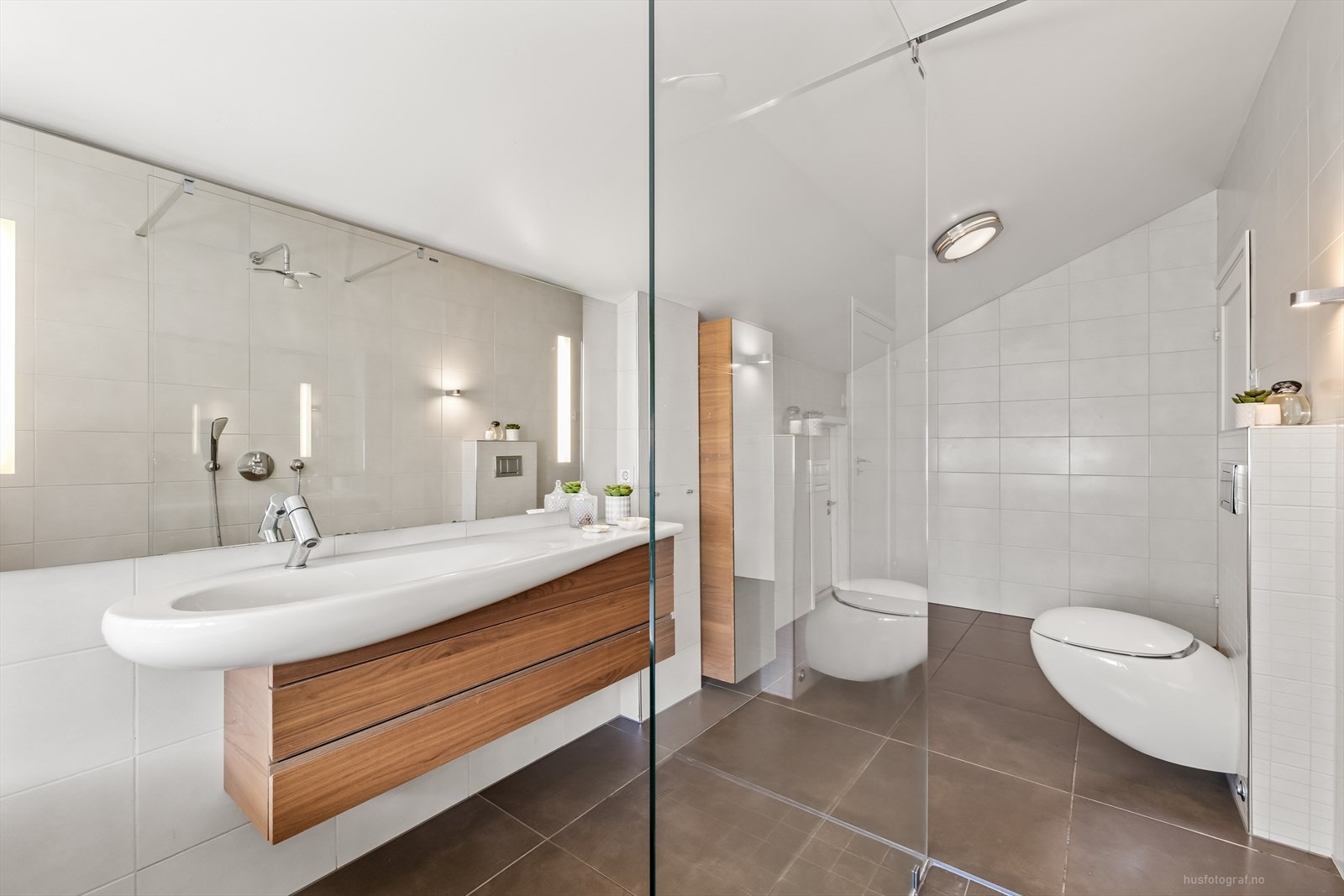 Rommet er innredet med Alessi vegghengt toalett, nedfelt servant, dusjhjørne og badekar Galleribilde