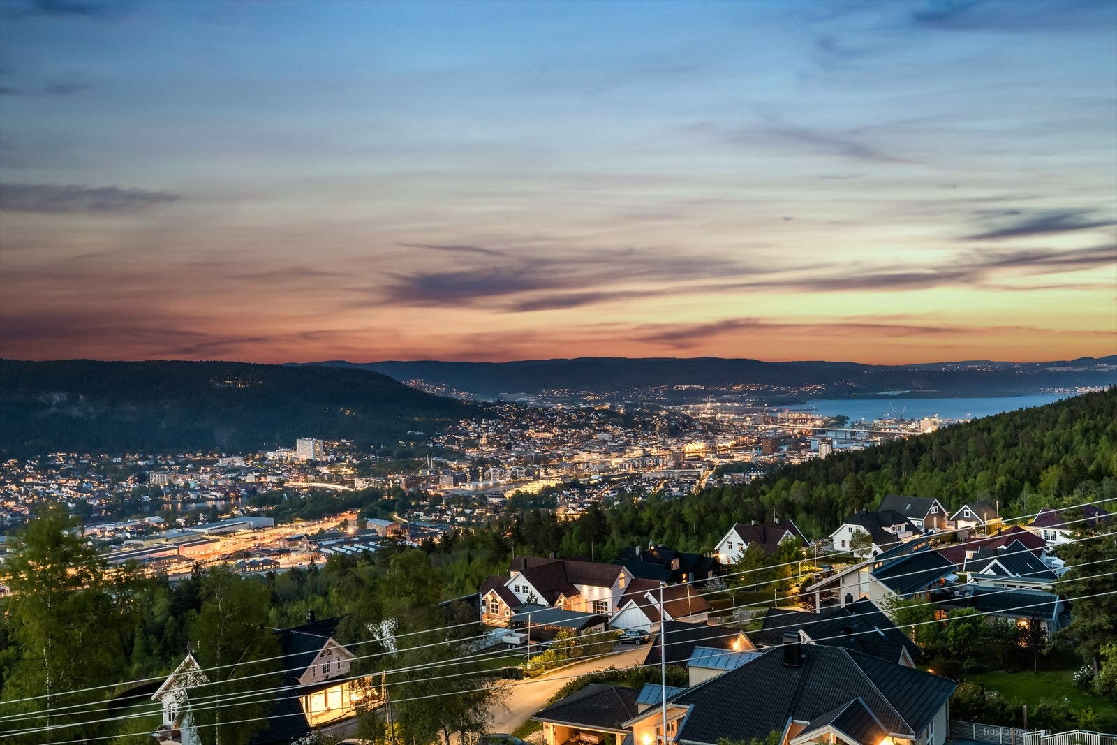 En innholdsrik enebolig med hybel Galleribilde