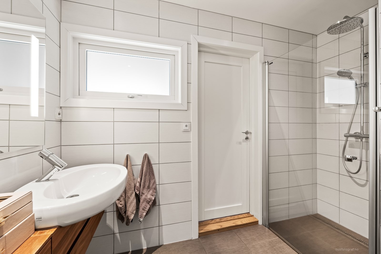 Innredning bestående av 2 bolle servanter, vegghengt toalett fra Alessi og dusjnisje med glassdør Galleribilde