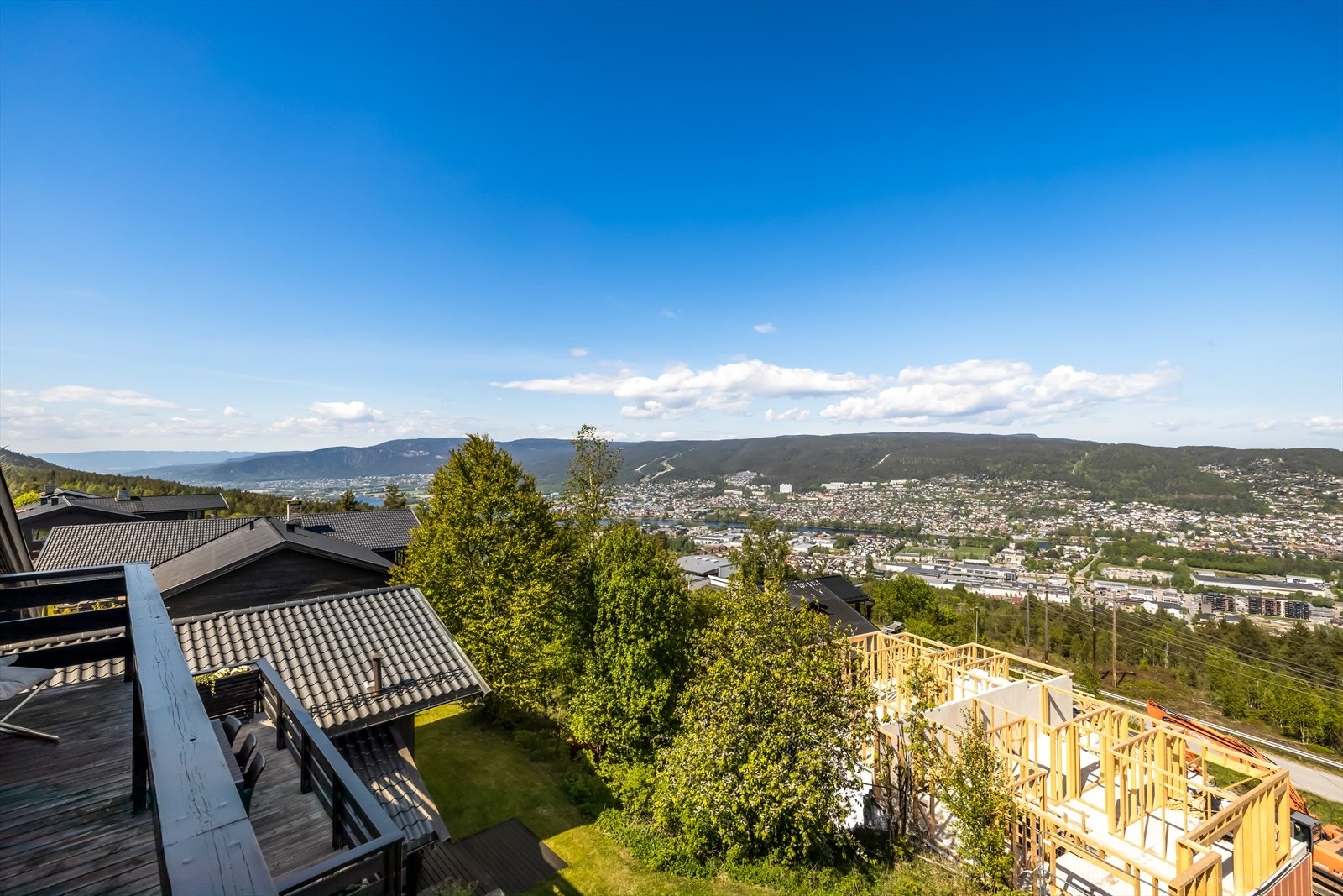 Her kan man nyte utsikten på dag- og kveldstid over byen Galleribilde