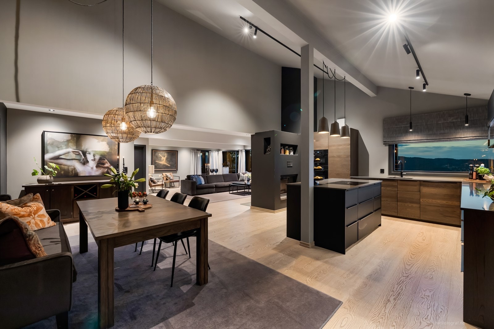 Kjøkkenet har en fin løsning og oppleves luftig og sosialt Galleribilde