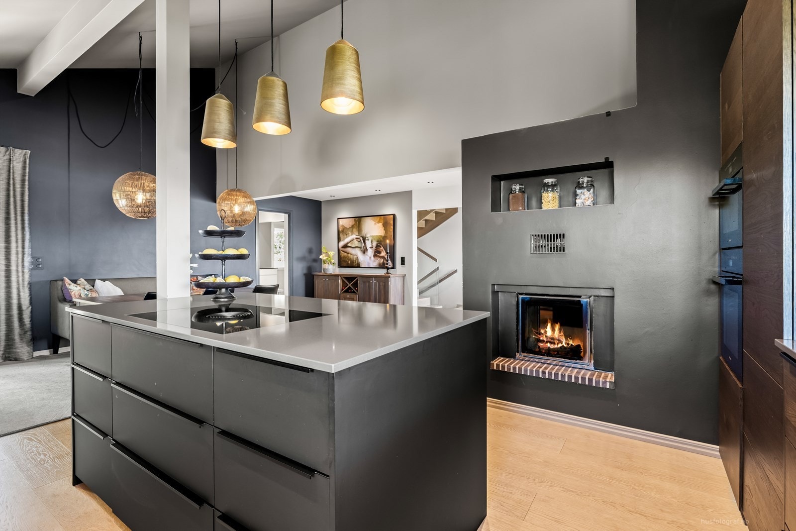 Praktisk kjøkkenøy med eksklusiv benkeplate av steinkompositt Galleribilde